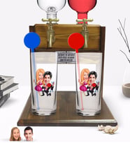 BK Gift Kişiye Özel Renkli Baskılı Sevgililer Karikatürlü İkili Vodka Bardağı ve Çift Musluklu Doğal Ahşap Vodka Standı-9 (Model 1)