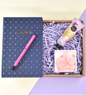 Kişiye Özel Kalp Desenli Defter& Pembe Roller Kalem& Eyüp Sabri Tuncer El Kremi& Orkide Çiçeği Model Pempe Renkli Mum Hediye Seti