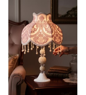 Pembe Kadife ve Fransız Güpürü Kaplı Başlık İncili Beyaz Ayaklı Klasik Model Abajur 50x25cm