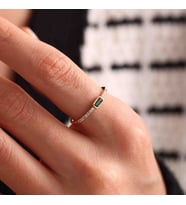 Yarım Tur Altın Baget Yüzük Emerald (Çok Renkli)