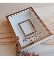 Beyaz Fotoğraflı 30x40 cm Fotoğraf Bölümlü Yarı Pleksi Kaplamalı Ledsiz İsimli Gül Kutusu! Anı Çerçevesi (Beyaz-Bronz)