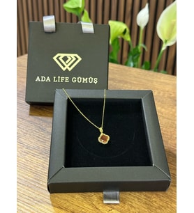 (ÇANTALI KUTU) 925 Ayar Gümüş 18 ayar Gold Kaplama Bordo Taşlı Yonca Kolye