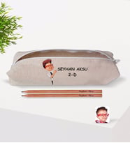 Çocuklara Özel İsimli Sınıflı Erkek Öğrenci Karikatürlü Keten Okul Kalemliği ve Ahşap Kurşun Kalem Hediye Seti-3