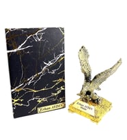 İsimli Tasarım Ofis Hediyesi - Mermer Tasarımlı Defter ve Kaideli Gold Kartal Heykeli (Model 3)