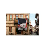 Üniformalı Kalpaklı Gazi Mustafa Kemal Atatürk Poster Bayrak Premium Raşel Kumaş 300x450cm ATA24