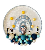 KTDG1005 - Sevimli Penguen Kişiye Özel Yuvarlak Bebek Panosu / Kapı Süsü (30x30cm)