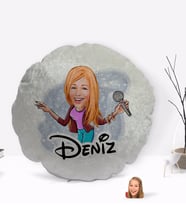 BK Gift Kişiye Özel İsimli Şarkı Söyleyen Kız Karikatürlü Yuvarlak Dekoratif Kırlent Yastık-1