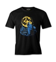 Wolf Howling in a Blue Forest with a Golden Moon Siyah Erkek Tshirt