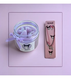 Kuromi Hediye Seti – 1 Adet Frambuaz Kokulu Kuromi Mum + 1 Adet Kuromi + 1 Adet My Melody Kolye (Mor)