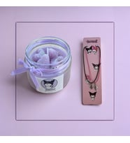 Kuromi Hediye Seti – 1 Adet Frambuaz Kokulu Kuromi Mum + 1 Adet Kuromi + 1 Adet My Melody Kolye (Mor)