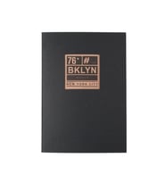 DEFFTER PENCERELİ KARTON KAPAK İPLİK DİKİŞLİ 14.8x21cm ÇİZGİSİZ (DÜZ) DEFTER 40 YP. - BROOKLYN