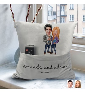 BK Gift Kişiye Özel Sevgililer Karikatür Tasarımlı Organizer Kumanda ve Atıştırmalık Cepli Gri Kırlent Yastık-50 Arkadaşa Hediye, Cepli Yastık