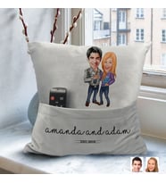 BK Gift Kişiye Özel Sevgililer Karikatür Tasarımlı Organizer Kumanda ve Atıştırmalık Cepli Gri Kırlent Yastık-50 Arkadaşa Hediye, Cepli Yastık