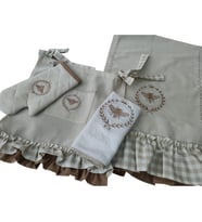 Arı Gucci Nakışlı, Fırfırlı, Buldan Keten Seti 4'lü  (Fırın Örtüsü, Runner, Eldiven, Havlu)
