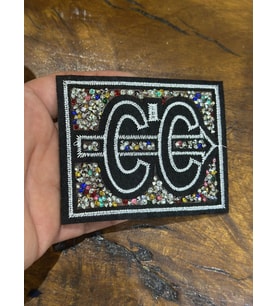 ÜTÜ İLE YAPIŞAN C.C OKLU TAŞLI ARMA DİKİŞ APLİKE 9X7 CM