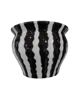 Benim Evim Siyah Beyaz Vazo Saksı Çizgi Desenli 28cm ağız, 18cm taban, 22cm yükseklik Seramik