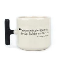 Yeryüzünde Gördüğümüz Her Şey, Kadının Eseridir Baskılı Siyah Kulplu T Kupa