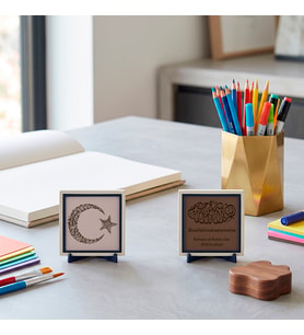 Kıymetli ve Kalıcı Bir Hatıra: “Kelime-i Tevhid” Tasarımı ve Türkçe Meâlli Bismillah İkili Objesi 10x10 cm, Açık Kahve - Yavru Ağzı