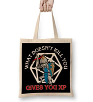 What Doesn't Kill You Gives You XP Bez Çanta Uzun Saplı