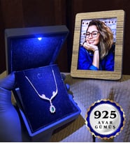 Size Özel Fotoğraflı ve Işıklı Kutusunda 925 Ayar Gümüş Safir Taşlı Damla Kolye