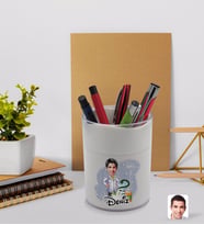 BK Gift Kişiye Özel Erkek Eczacı Karikatürlü Beyaz Akrilik Kalemlik - Model 2
