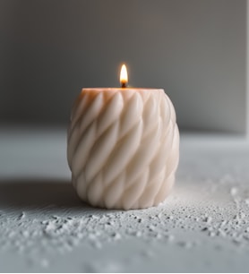 Minimal Spiral Mum – Modern Ev Dekorasyonu İçin El Yapımı Tasarım Mum