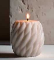 Minimal Spiral Mum – Modern Ev Dekorasyonu İçin El Yapımı Tasarım Mum