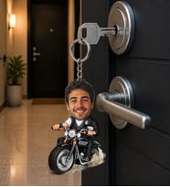 Kişiye Özel Motorcu Karikatür Anahtarlık – Fotoğraflı Motor Tutkunu Hediyesi Kişiye Özel Motorcu Anahtarlık