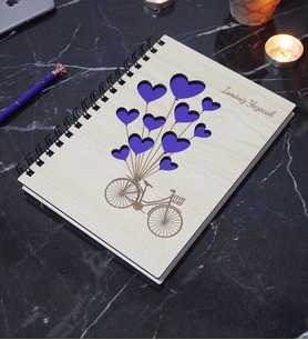 Kişiye Özel Bisiklet Desenli Ahşap Kapaklı Defter - Ajanda - İsme Özel - A5 60 Yaprak (120 SAYFA) Hediyelik (Mor)
