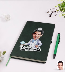 BK Gift Kişiye Özel Erkek Diş Hekimi Karikatürlü Yeşil Termo Deri Defter Kalem Seti Model 3