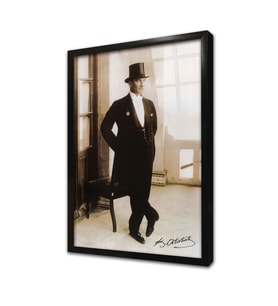 Atatürk Fransada Smokinli Pozu Çerçeveli Cam Tablo