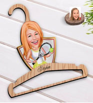 BK Gift Kişiye Özel Kadın Tenis Oyuncusu Karikatürlü Standart Boy Ahşap Elbise Askısı-2