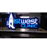 İstwest Firmaya Özel Klinik Yazılı Tabela 3D Led Neon Etkili Işıklı Tabela 30X45 CM Tek Taraflı