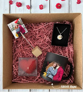 BK Gift Kişiye Özel Ahşap Fotoğraf Tutucu & Sevgililer Günü Tasarımlı Kupa & Kalp Mum & Papatya Kolye Hediye Kutulu Set, Sevgiliye Hediye, Yıl Dönümü Hediyesi