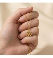 Kişiye Özel 925 Ayar Gümüş Zarif Om Sembol Kolye (Gold)