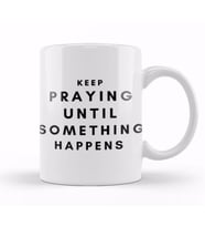 KEEP PRAYING UNTIL SOMETHING HAPPENS Kupa Bardak Porselen