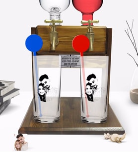 BK Gift Kişiye Özel Renkli Baskılı Silüet Sevgililer Karikatürlü İkili Vodka Bardağı ve Çift Musluklu Doğal Ahşap Vodka Standı-1 (Model 1)