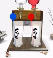 BK Gift Kişiye Özel Renkli Baskılı Silüet Sevgililer Karikatürlü İkili Vodka Bardağı ve Çift Musluklu Doğal Ahşap Vodka Standı-1 (Model 1)