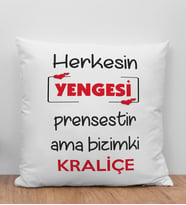 BK Gift Herkesin Yengesi Prensestir Ama Bizimki Kraliçe Tasarımlı Beyaz Kırlent Yastık, Ev Hediyesi, Doğum Günü Hediyesi