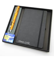 Signator® Codex  N309 Kişiye Özel Defterli Set - İsme Özel Turuncu Dolma Kalem + İsme Özel Siyah Defter + Yedek Kartuş İsme Özel Kutusunda Hediyelik Set (Karışık)