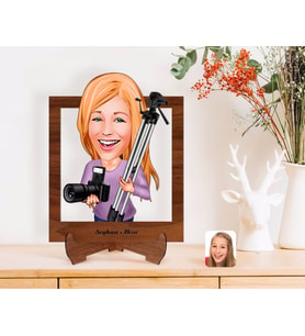 BK Gift Kişiye Özel Kadın Profesyonel Fotoğrafçı Karikatürlü Ahşap Standlı 3D Biblo-1 (Beyaz)