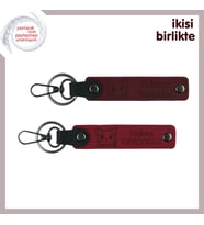 Kedi Sevgisini Kalıcılaştıran Hediye, Kişisel Deri Anahtarlık 2’li Set, Bordo-Kırmızı (Çok Renkli)