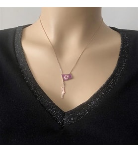 Rose Kaplama Bayraklı Kız Gümüş Kolye (Karışık)