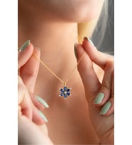 925 Ayar Gümüş Gold Kaplama Mavi Taşlı Kamelya Çiçeği Kolye