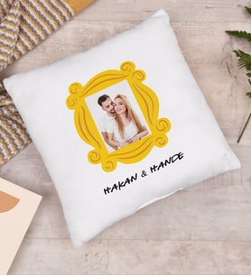 BK Gift Kişiye Özel Fotoğraflı Friends Monica’s Kapı Çerçevesi Tasarımlı Yastık-3