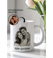 Kişiselleştirilebilir Kara Kalem Çizimli Fotoğraf ve İsim Soyisim Tasarımlı 330ml Baskılı Beyaz Seramik Kupa Bardak