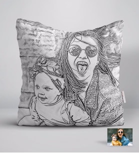 BK Gift Kişiye Özel Tam Boy Karakalem Anne ve Kız Karikatürlü Beyaz Yastık-1