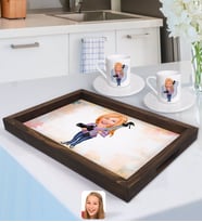 BK Gift Kişiye Özel Kadın Fotoğrafçı Karikatürlü Doğal Ahşap Tepsi ve 2’li Kahve Fincan Seti-1