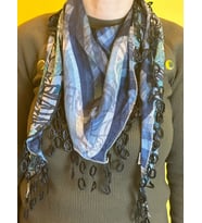 ÇİFT TARAFLI DESENLİ PÜSKÜLLÜ DÖKÜMLÜ KUMAŞ FULAR BANDANA ŞAL 155X55 CM