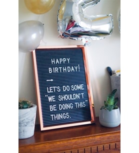 "Happy Birthday Yazılı Mesaj Panosu Ve Gümüş Balon Temalı MDF Tablo - Çerçevesiz Estetik Kutlama Dekoru"